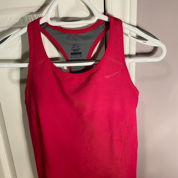 Nike workout top with built in bra - Picture 3 of 3